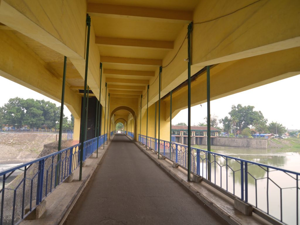 Jembatan dan Gerbang Masuk